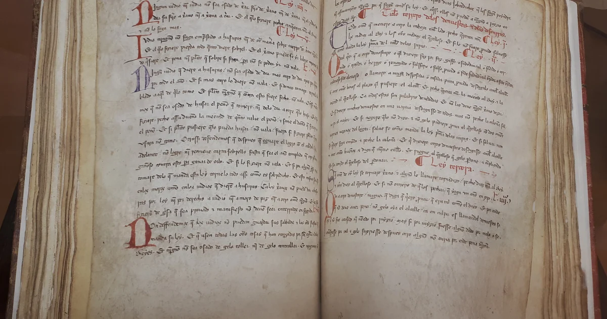 Páginas del Fuero de Briviesca, otorgado por la infanta Blanca de Portugal el 16 de diciembre de 1313. Manuscrito sobre pergamino en tinta negra y roja.